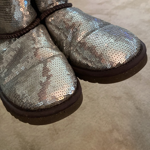 UGG CLASSIC SHORT SILVER SEQUIN BOOTS SIZE 7 - Picture 9 of 15